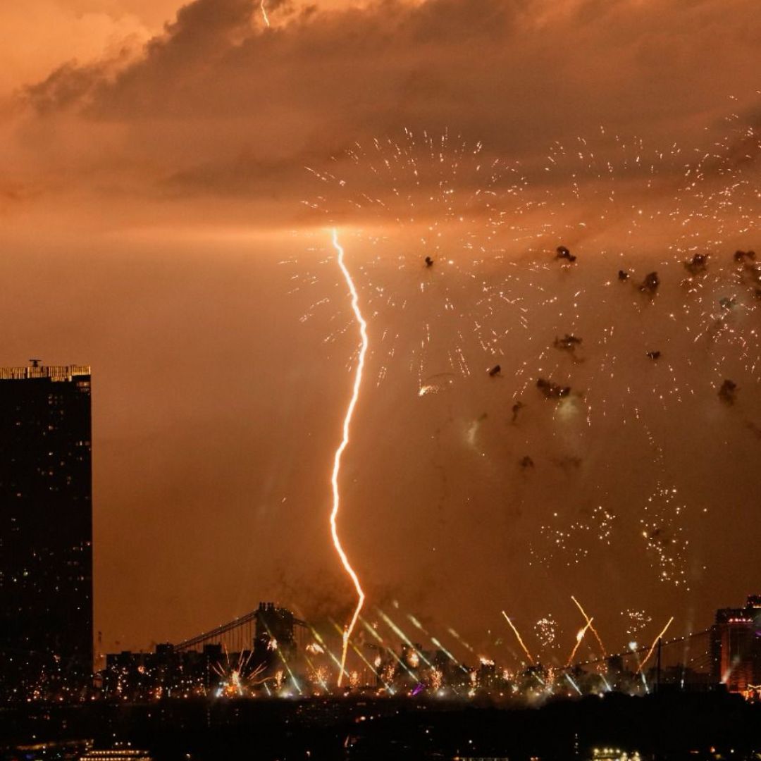 Incendio y rayo en puente de NY. Foto: AP